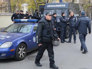 Полицията на нокти, митингите започнаха