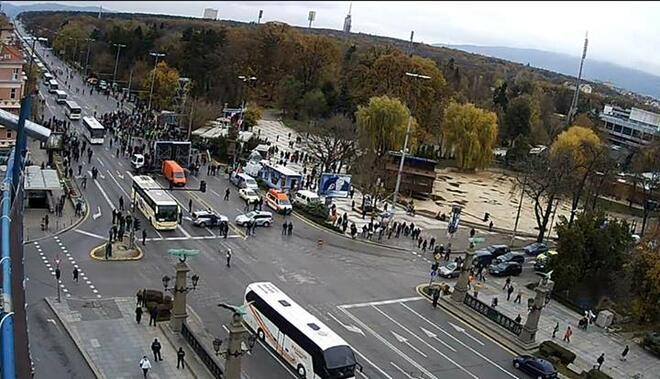 Полицията на нокти, митингите започнаха