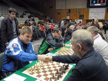 Фенове на Левски и ЦСКА се бориха на шахматното поле