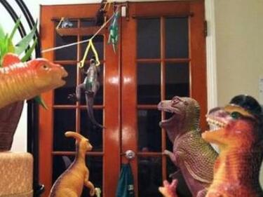 Деца си имат за домашни любимци живи динозаври (СНИМКИ)