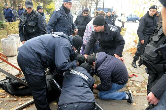 Полицай припадна пред парламента