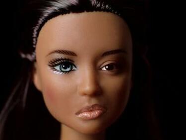 Кои са по-красиви Барби или тъмнокожите жени
