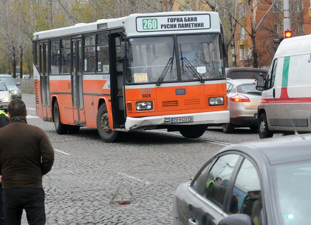 Aвтобус 260 помете автомобил в столицата