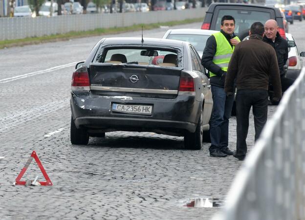 Aвтобус 260 помете автомобил в столицата