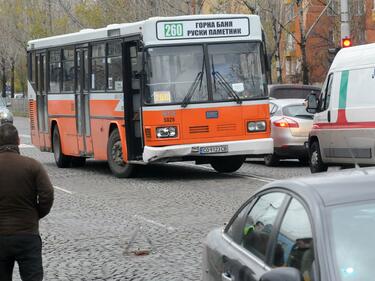 Aвтобус 260 помете автомобил в столицата
