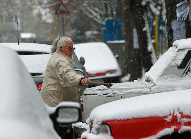 Тихо танцува първият сняг...