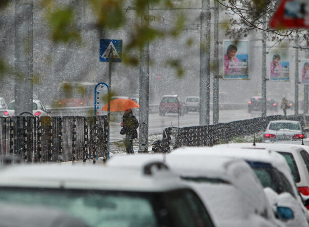 Тихо танцува първият сняг...