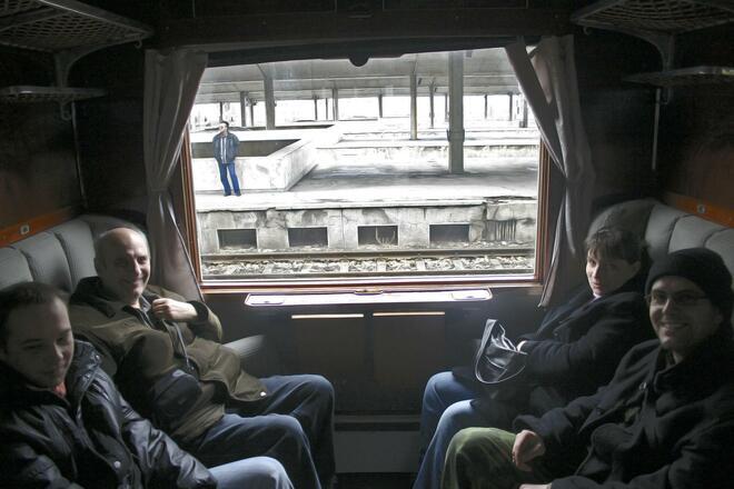 Пътници в ретро влака 