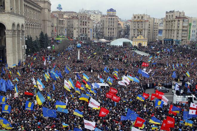 Протестиращи щурмуваха кметството в Киев (ГАЛЕРИЯ)