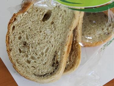 Гнусно: пловдивчани откриха черни парцали в хляба си (СНИМКА)