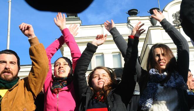 Домати и бомбички полетяха към Народното събрание