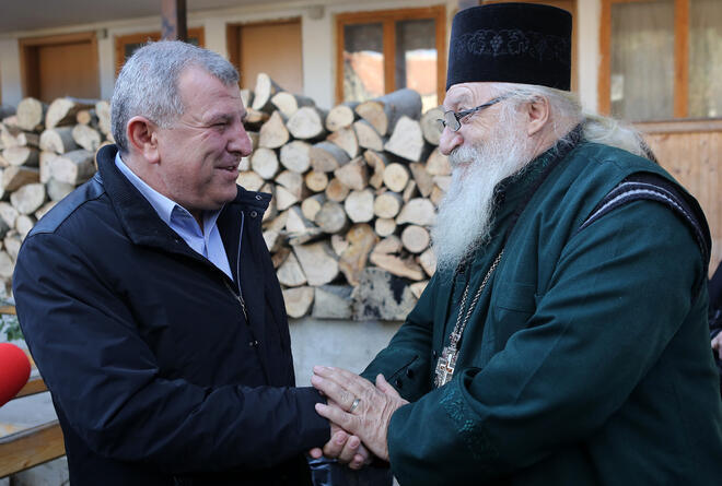 МЗХ дари 250 кубика дърва, с които 220-те обитатели на приюта да могат да изкарат зимата
