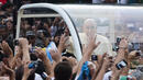 Световните лидери на колене! Папата е super star