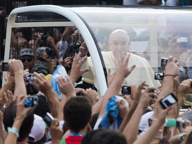 Световните лидери на колене! Папата е super star