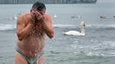 Настръхващи снимки на плажуващи в мраз и студ варненци