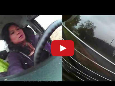 Камера от табло на автомобил засне брутална катастрофа на жена. Последвалата ѝ реакция е невероятна (ВИДЕО) 