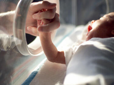 Ужас: ромка измъчва измършавяло бебе, без ЕГН и лична карта