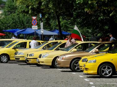 Община Пловдив прави 32 стоянки за таксита