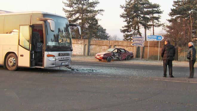 Кола изхвърча от пътя след удар в автобус