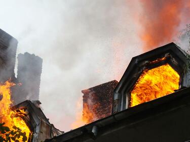 Зверски пожар в Благоевград остави възрастна жена на улицата