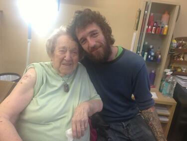 103-годишна жена отпразнува ЧРД-то си по изумителен начин (СНИМКИ)