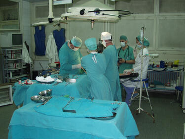 ШОК: Хирург поставил инициалите си върху черния дроб на пациент