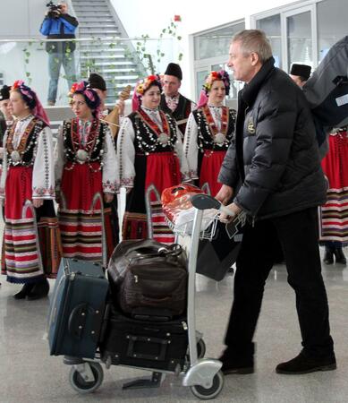 Те бяха посрещнати по стара българска традиция с хляб, сол и фолклорни изпълнения на ансамбъл "Тракия"