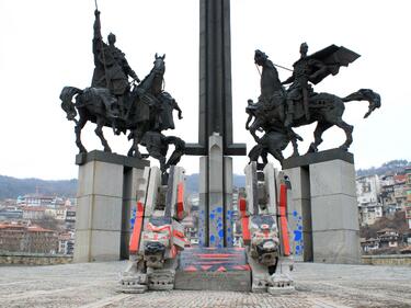 Вижте на какво заприлича паметника на Асеневци