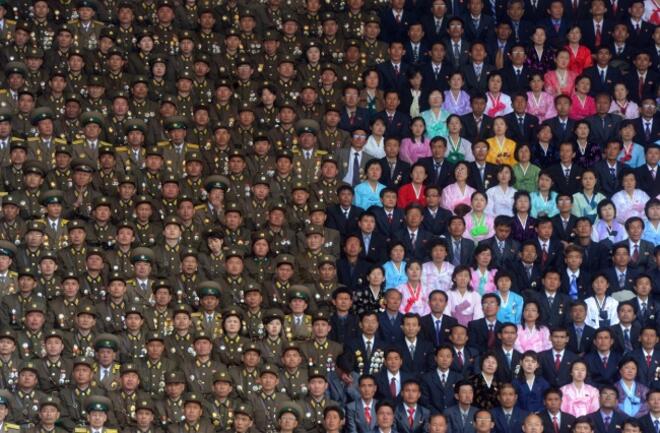 Севернокорейски военни редом до обикновени граждани на стадиона "Ким Ир Сен".