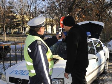 Шофьор подкара колата си, след като изпи близо 2 литра водка