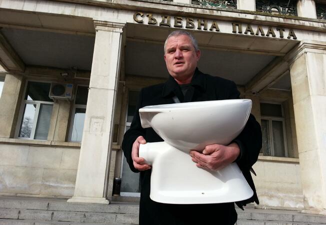 Тоалетна чиния спаси лидера на партията на българските мъже от присъда?