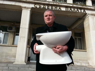 Тоалетна чиния спаси лидера на партията на българските мъже от присъда?