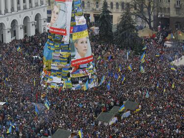 "Евромайдан" пак накрак - десетки хиляди се събраха на протест