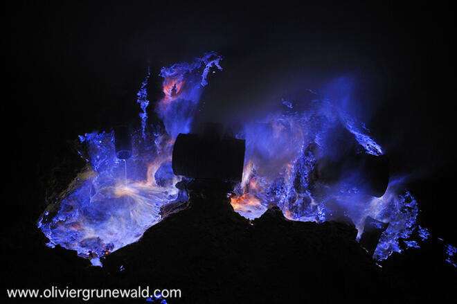 Ефектна синя лава се стича от индонезийски вулкан (ВИДЕО/СНИМКИ)