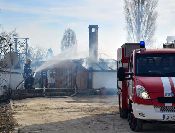 Огън погълна гостилница във Варна