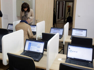 Българките са сред първите в ЕС по заетост в науката и технологиите
