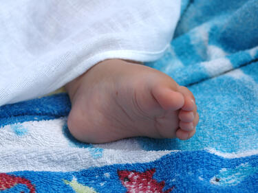 Бебе, родено в домашни условия, бере душа в болница 