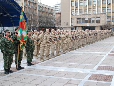 Наплив да стават военни, но защо?