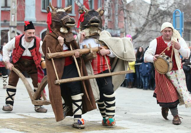 Над 1000 души се включиха в традиционния сурвакарски фестивал в  Брезник. Кукери с любопитни маски смело гониха злото от Брезник.