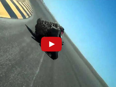 Моторист опира главата си в асфалта с бясна скорост (ВИДЕО)