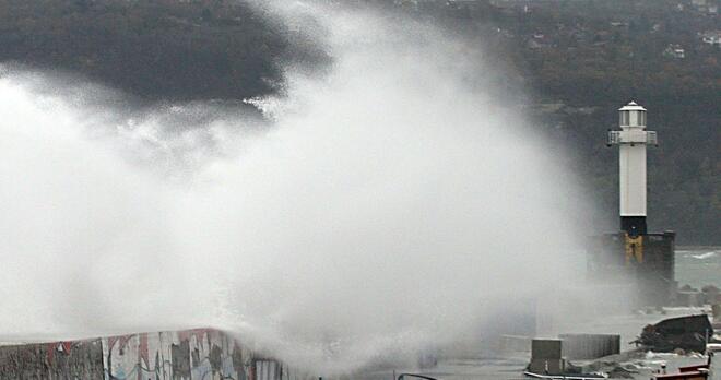 Вълни като цунами отвяха вълнолома във Варна (СНИМКИ)