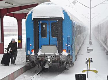 Зимата блокира и влакове