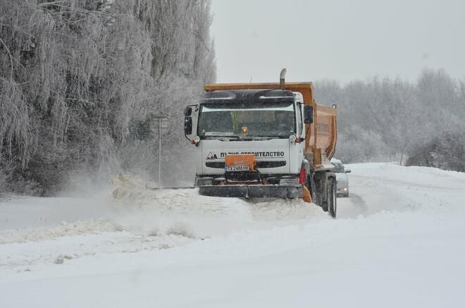 Зимата обърка ежедневието на хиляди (СНИМКИ)