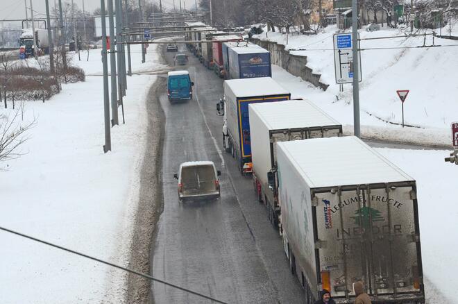 Тирове задръстиха Дунав мост