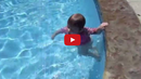 Сладко бебе плува като рибка (ВИДЕО)