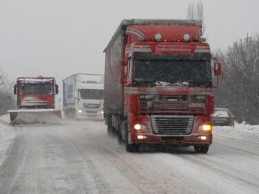Заради снега движението в Североизточна България - мисия невъзможна 