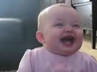 Бебето, което ще ви накара буквално да се спукате от смях (ВИДЕО)
