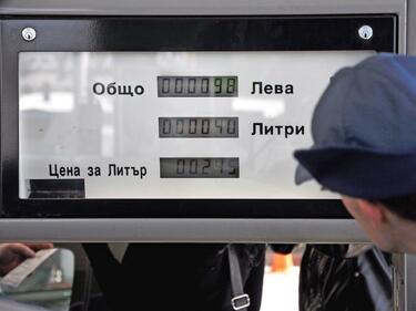 Джип се вряза в бензиностанция и изкърти колонка за зареждане
