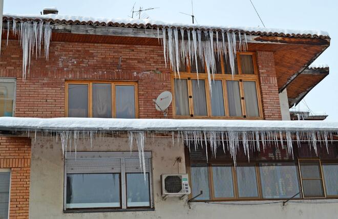 Двуметрови ледени висулки летят от покривите във Велико Търново