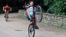 Учат малките британчета да карат колело